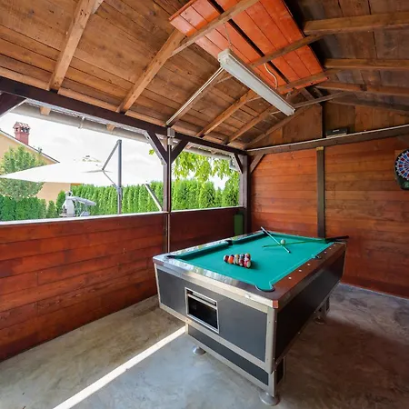 Tatil Evi In Bak I With Pool And Playground Lindar