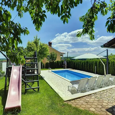 בית נופש In Bak I With Pool And Playground Lindar