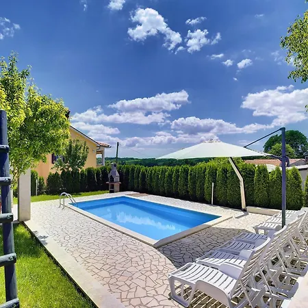 In Bak I With Pool And Playground Tatil Evi