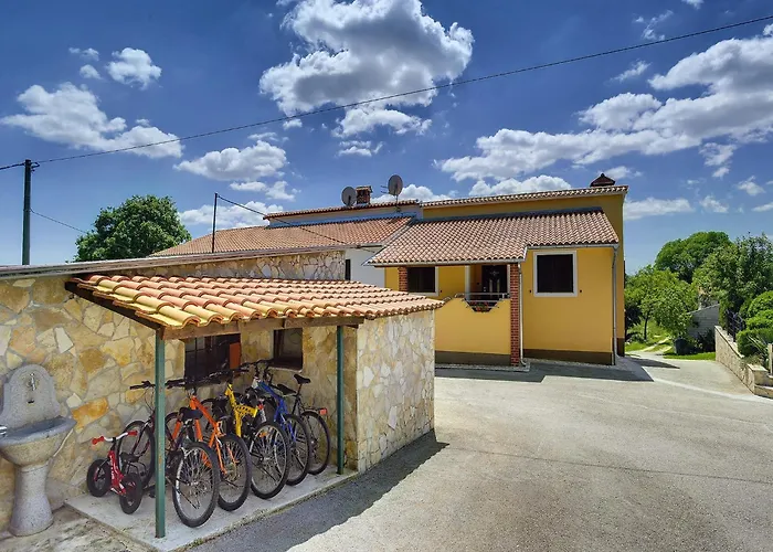 Vikendica In Bak I With Pool And Playground Lindar