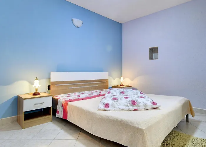 Сasa de vacaciones In Bak I With Pool And Playground Lindar