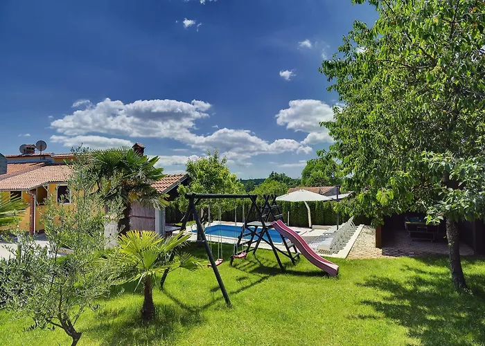 Сasa de vacaciones In Bak I With Pool And Playground *